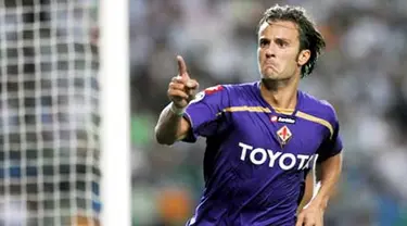 Selebrasi striker Fiorentina, Alberto Gilardino seusai mencetak gol yang mengubah kedudukan menjadi 2-2 saat bertanding melawan Sporting Lisbon di leg pertama play-off Liga Champions di Alvalade Stadium, 18 Agustus 2009. AFP PHOTO/ FRANCISCO LEON 