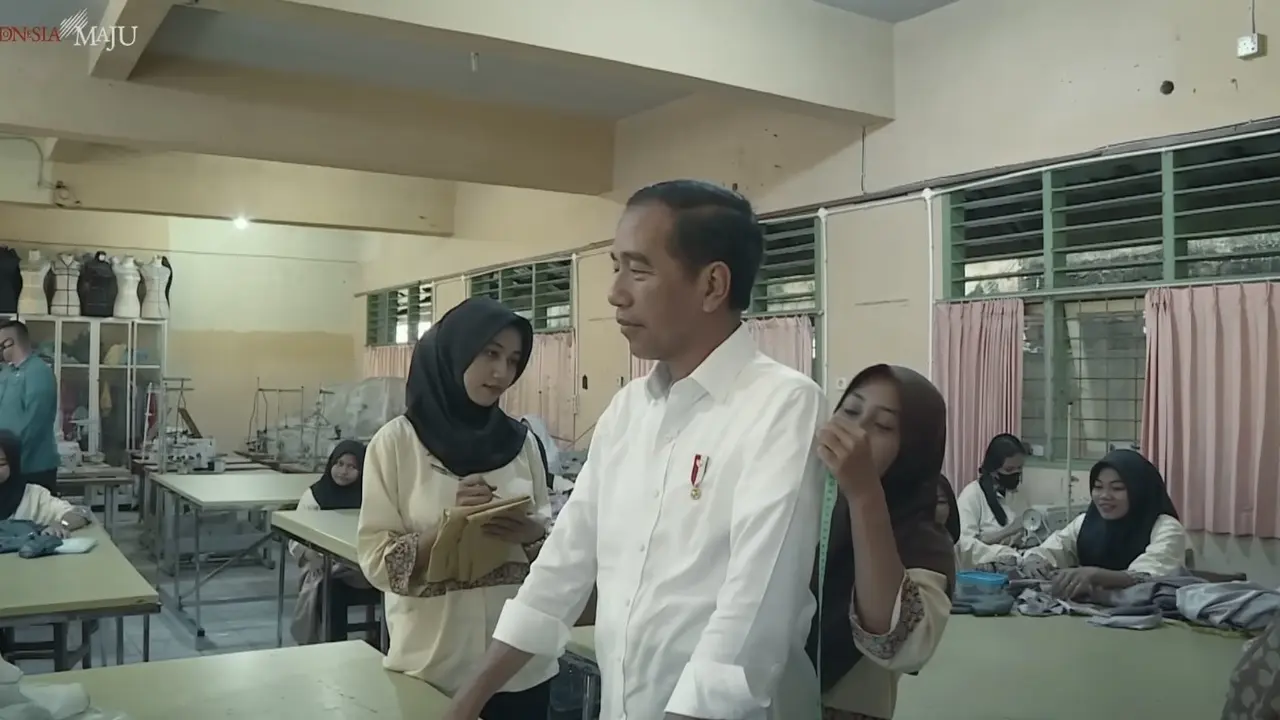 Presiden Joko Widodo (Jokowi) saat mengukur kemeja buatan siswa SMKN 4 Kota Jambi.