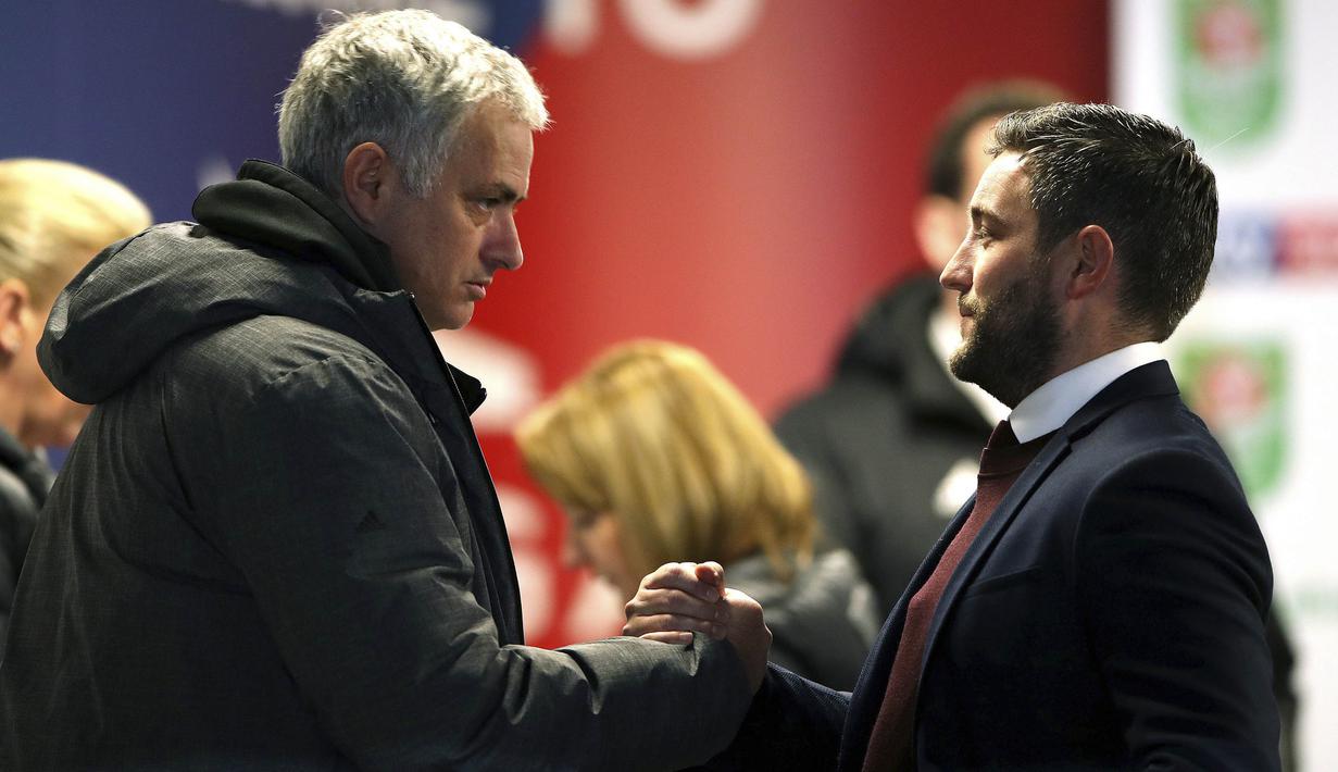 Pelatih Manchester United, Jose Mourinho, berjabat tangan dengan pelatih Bristol City, Lee Johnson, usai laga Piala Liga Inggris di Stadion Ashton Gate, Kamis (21/12/2017). Bristol City menang 2-1 atas Manchester United. (AP/Nick Potts)