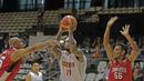 Pemain Timnas Basket Indonesia, Jamarr Johnson (tengah) melewati adangan dua pemain Timor Leste pada laga perdana test event Basketball Asian Games 2018 di Hall A Senayan, Jakarta, Rabu (7/2/2018).  Indonesia menang 135-30. (Bola.com/Nicklas Hanoatubun)