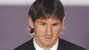 Pemain Argentina, Lionel Messi memegang trofinya setelah ia dianugerahi Pemain Terbaik Dunia FIFA pada Gala Pemain Dunia 2009 pada 21 Desember 2009 di Zurich. Messi telah memenangkan tujuh penghargaan Ballon d'Or, enam Sepatu Emas Eropa, dan pada tahun 2020 dinobatkan sebagai Ballon d'Or Dream Team. (AFP/FABRICE COFFRINI)