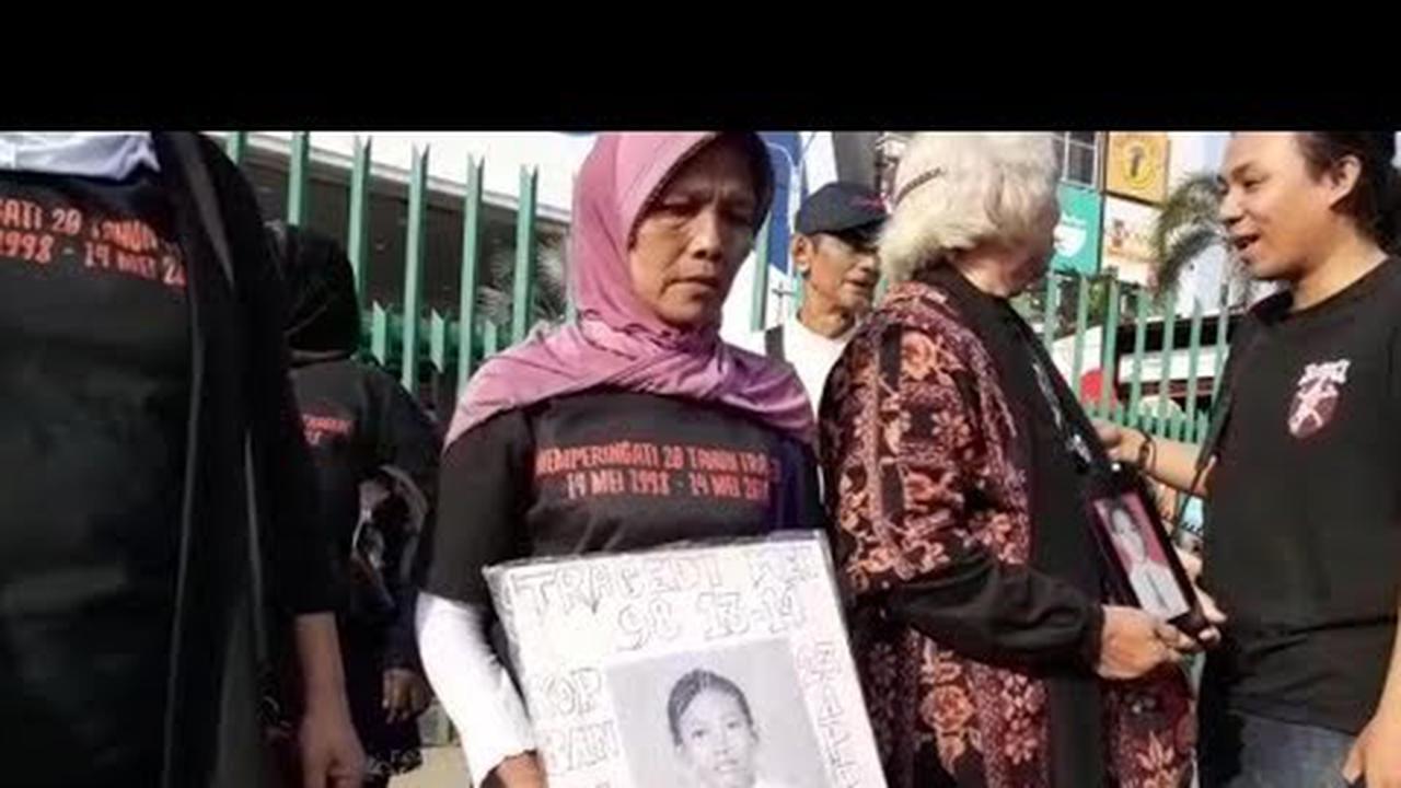 Peringati Kerusuhan Mei 98, Keluarga Korban Gelar Tabur Bunga di Mal Klender