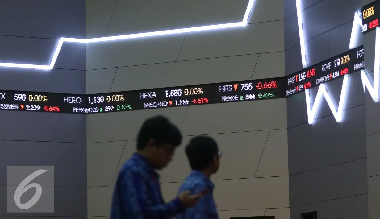 Pengunjung melintasi layar di Bursa Efek Indonesia, Jakarta, Senin (27/6). Pada pembukaan, IHSG masih tertekan dan turun 33,90 poin atau 0,70 persen ke angka 4.800,92. (Liputan6.com/Angga Yuniar)