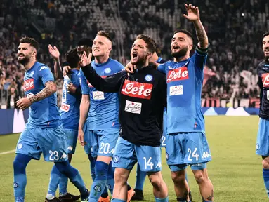 Para pemain Napoli merayakan kemenangan usai pertandingan melawan Juventus pada lanjutan Liga Serie A Italia di Stadion Allianz di Turin (22/4). Juventus takluk atas Napoli 1-0 berkat gol tunggal Kalidou Koulibaly. (AFP Photo/Marco Bertorello)