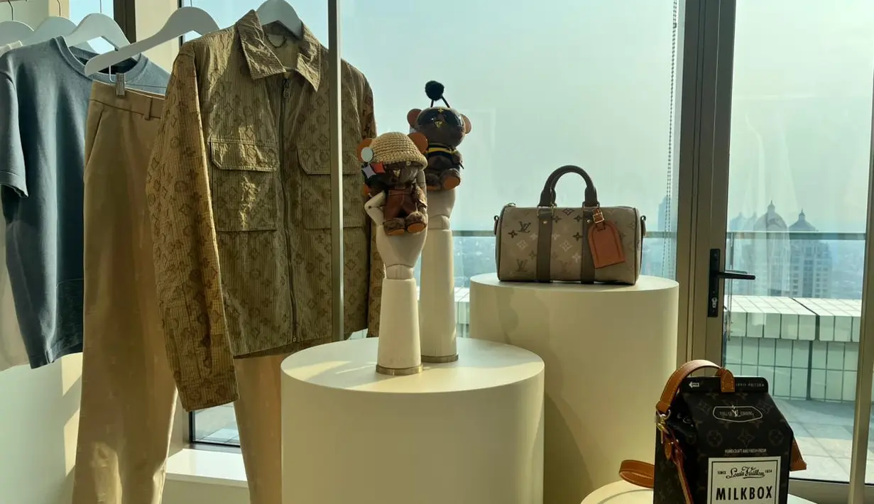 Pada Men’s Collection, terdapat beberapa produk unik yang menggemaskan. Seperti monogram sling bag berbentuk milk box, yang cocok dipadukan untuk wujudkan pernyataan gaya yang fun.  / Foto: Fimela.com.