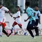 Pemain Universitas Negeri Malang (UM) berusaha menghadang pemain STIE Mara pada laga Torabika Campus Cup 2017 di Stadion Universitas Negeri Malang, Selasa, (31/10/2017). UM Menang 5-0 atas STIE Mara. (Bola.com/M Iqbal Ichsan)