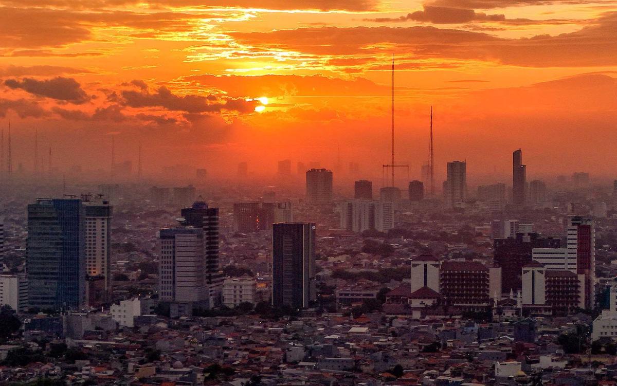 Keindahan Kota Jakarta yang Padat Penduduk di Kala Senja
