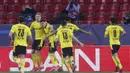 Para pemain Borussia Dortmund  merayakan gol yang dicetak oleh Erling Haaland ke gawang Sevilla pada laga Liga Champions di Stadion Ramon Sanchez Pizjuan, Kamis (18/2/2021). Dortmund menang dengan skor 2-3. (AP/Angel Fernandez)