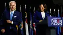 Calon Presiden dan Calon Wakil Presiden Partai Demokrat, Joe Biden dan Kamala Harris melepaskan masker saat berbicara di atas podium di Alexis Dupont High School di Wilmington, Rabu (12/8/2020). Keduanya tampil perdana di depan publik sebagai pasangan capres-cawapres. (AP Photo/Carolyn Kaster)