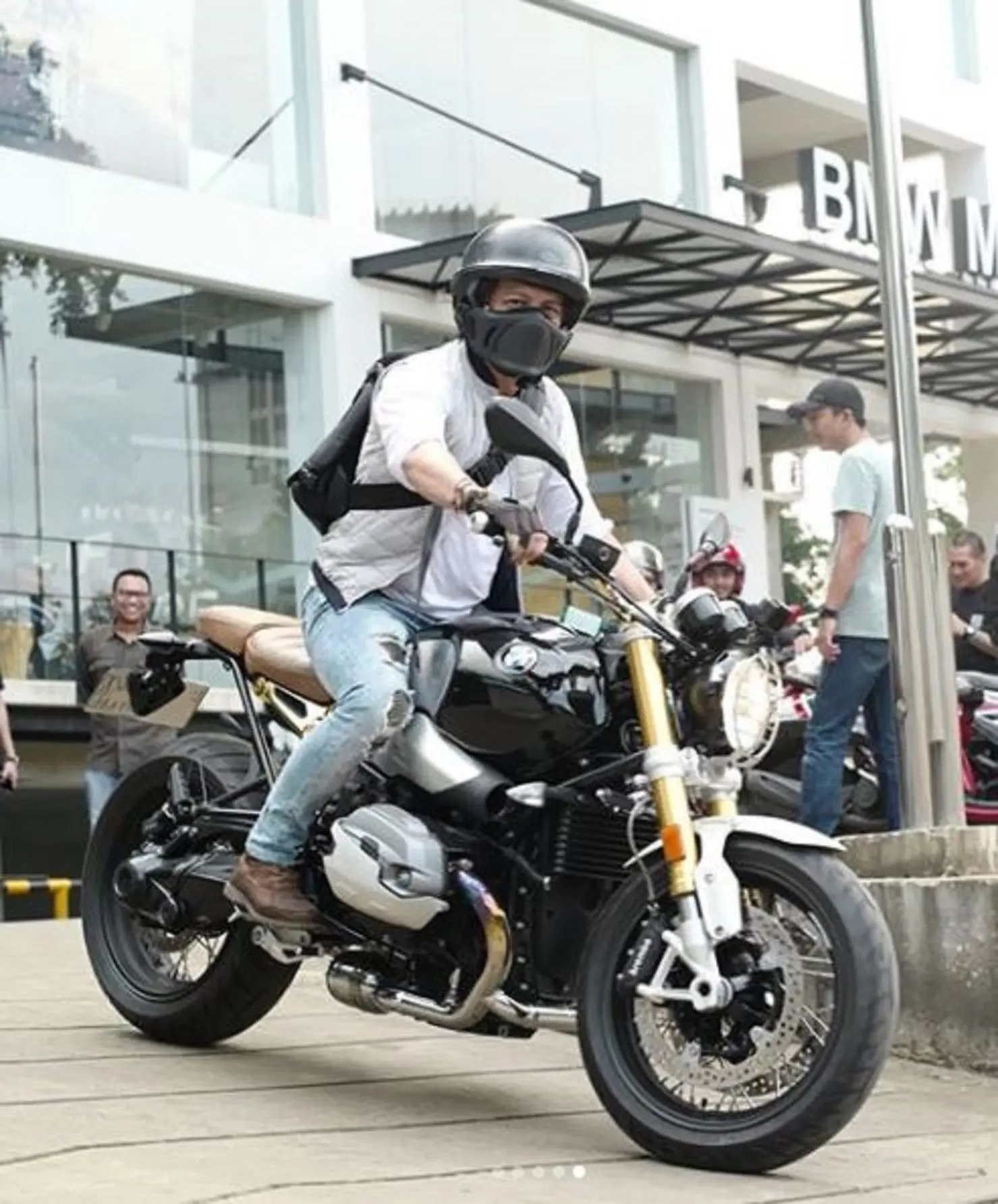 Ariel NOAH sedang mengendarai motor gedenya  (Instagram/@ariel_inst)