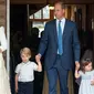 Pangeran William dan Kate Middleton bersama anak mereka, Pangeran George, Putri Charlotte serta Pangeran Louis tiba untuk acara pembaptisan di Chapel Royal, St. James Palace, London, Senin (9/7). (Dominic Lipinski/Pool via AP)