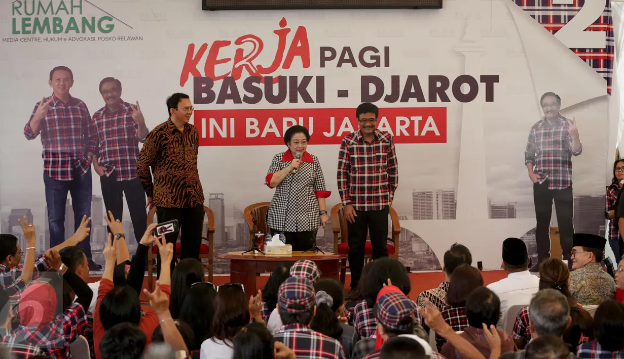 Ketua Umum PDI Perjuangan Megawati Soekarnoputri (tengah) bersama Cagub-Cawagub DKI Jakarta, Ahok-Djarot menyapa para relawan di Rumah Lembang, Jakarta, Rabu (15/3). (Liputan6.com/Faizal Fanani)
