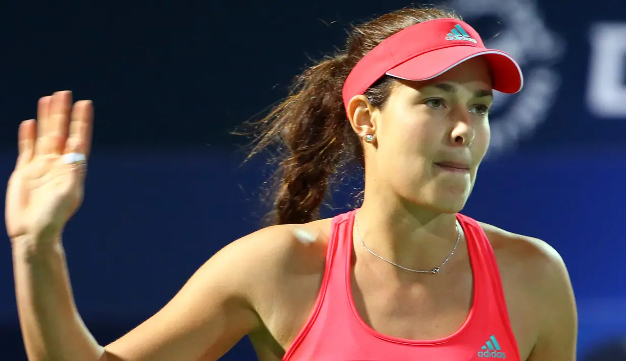 Ana Ivanovic, 29 tahun, menjadi perempuan Serbia pertama yang memenangi turnamen Grand Slam setelah mengalahkan petenis Rusia Dinara Safina di Prancis Terbuka 2008. (MARWAN NAAMANI/AFP)