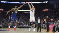 Rookie Heat Jaime Jaquez Jr melepaskan tembakan kala melawan Warriors di lanjutan NBA (AP)