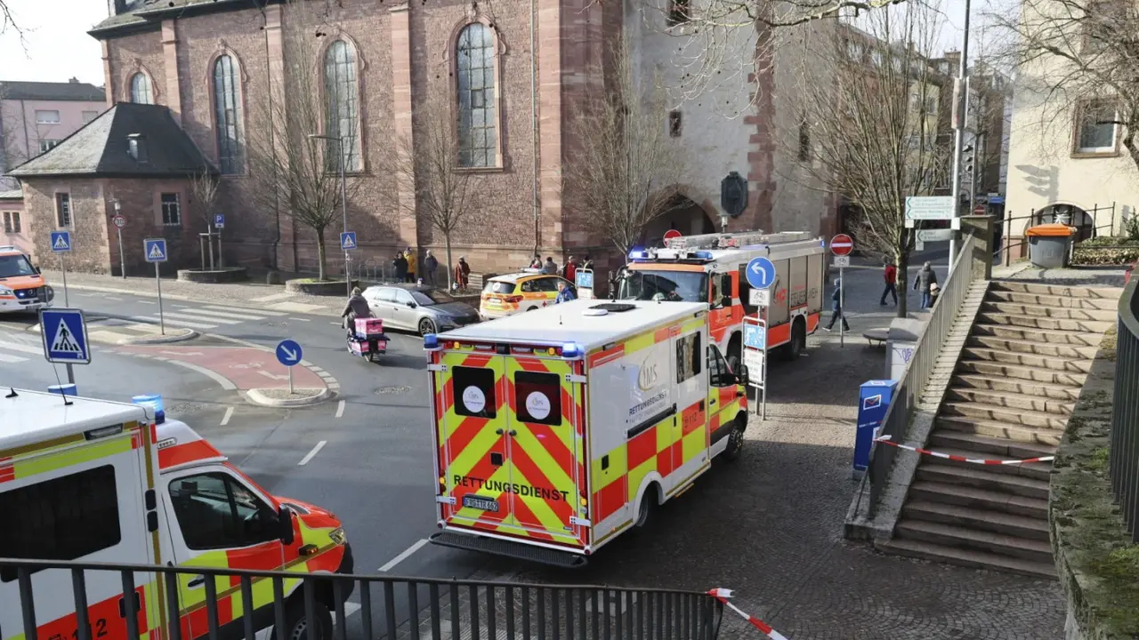 Kendaraan penyelamat di dekat lokasi penusukan/penikaman di Bavaria, Jerman. (AP)