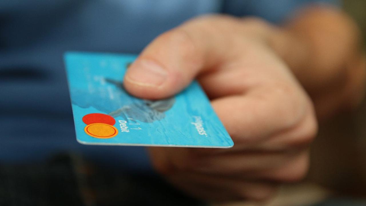 Saat melihat catatan transaksi di bank, dirinya kaget karena ada pengeluaran beruntun di China dan Hong Kong, bukan di Indonesia.