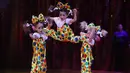 Penampilan tiga orang anak yang tergabung dalam Trio The Izhevsk saat pembukaan Festival Sirkus Internasional Monte-Carlo ke-41 di Monaco (19/1). "Clown d'Or" adalah penghargaan tertinggi untuk seniman sirkus. (Valery Hache / POOL / AFP)