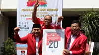Ketua Umum PKPI AM Hendropriyono memegang plakat nomor urut 20 sambil mengepalkan tangan ke atas saat meninggalkan kantor KPU, Jakarta, Jumat (13/4). PKPI resmi menjadi partai peserta pemilu dengan nomor urut 20. (Liputan6.com/Angga Yuniar)