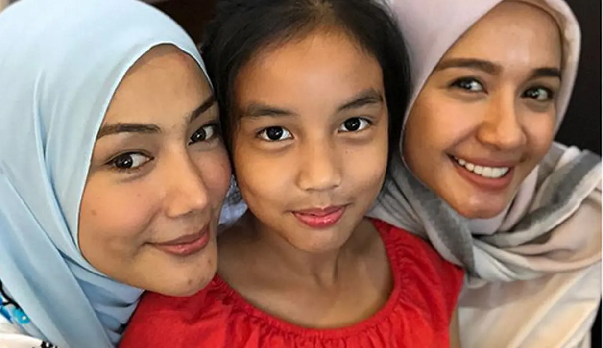 Sebelumnya dalam foto yang diunggah oleh Erra, Bella terlihat kompak merayakan ulang tahun mantan istri suaminya tersebut. Bella dan Erra kompak demi membesarkan buah hati pernikahan Erra dengan Engku Emran. (Instagram/errafazira)