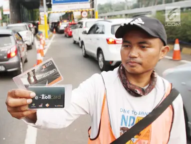 Petugas menjual kartu transaksi tol non tunai di gerbang tol Pejompongan, Jakarta, Jumat (15/9). PT Jasa Marga mulai menerapkan sistem transaksi pembayaran tol non tunai di seluruh Gerbang Tol Cawang-Tomang-Pluit dan Sedyatmo. (Liputan6.com/Angga Yuniar)