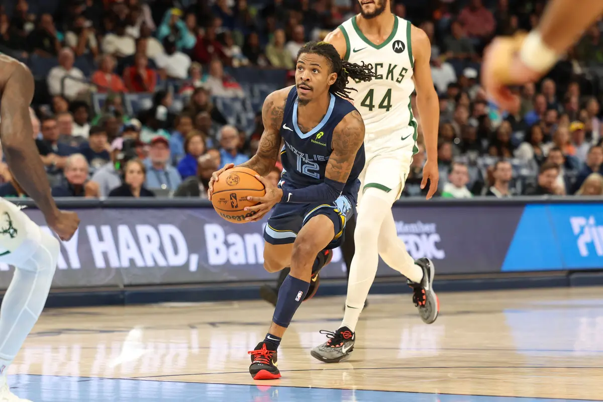 Pemain Grizzlies Ja Morant menerobos pertahanan Bucks pada laga NBA 2024/2025
