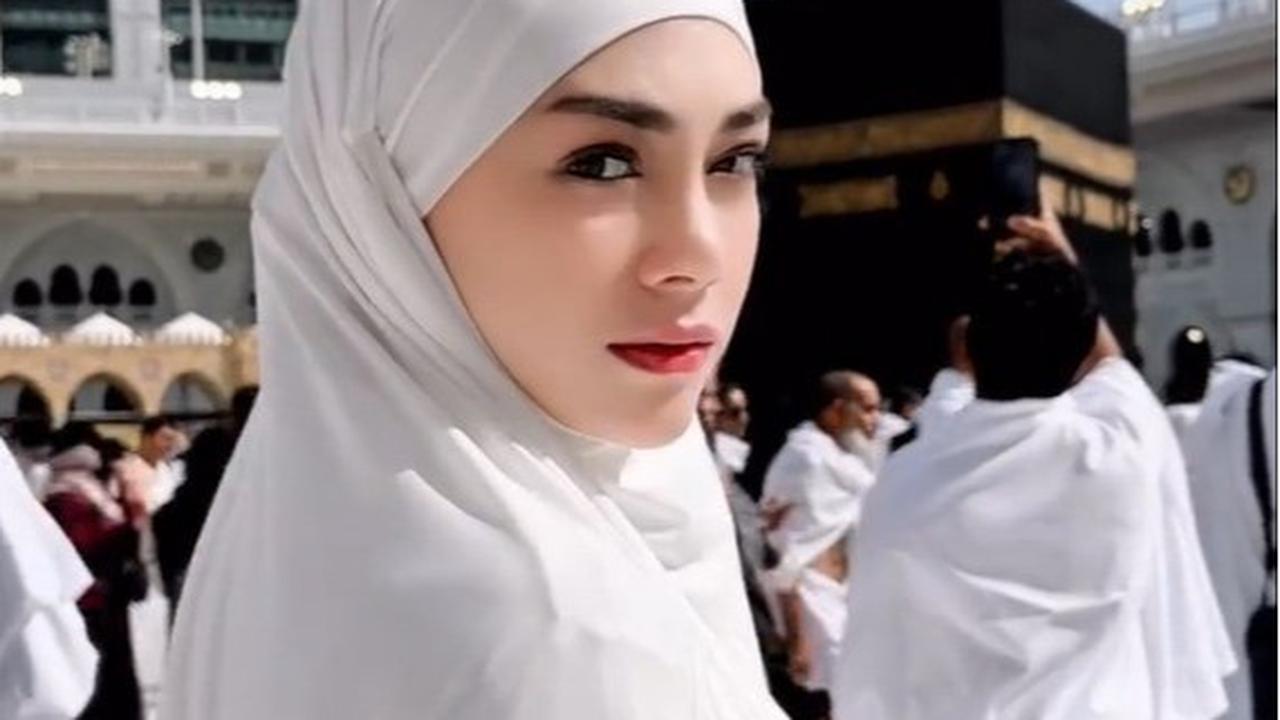 Meski Bercadar, Celine Evangelista Tetap Terlihat Cantik dan Anggun Pakai Gamis Putih saat Jalani Umrah Perdana