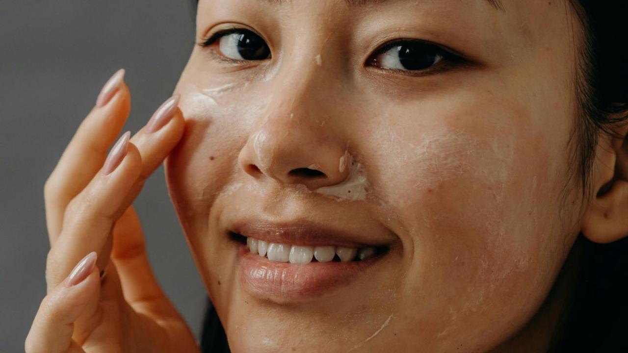 <b>Pilih Skincare dengan Kandungan Bahan Aktif untuk Mencerahkan Kulit Kusam, Flek Hitam, dan Bekas Jerawat</b><br>