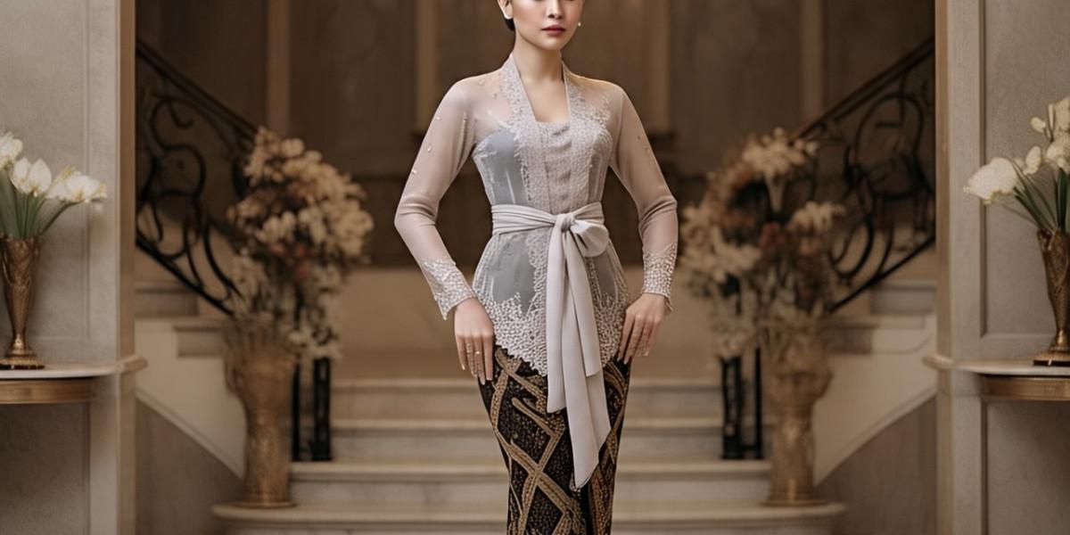 Model Kebaya Panjang dengan Selendang Ikat Samping Pinggang