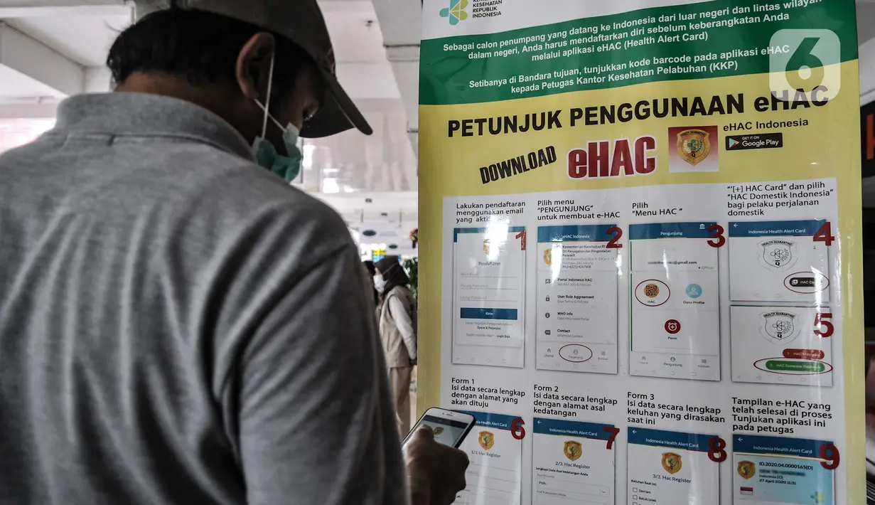 Calon penumpang mengisi data validasi melalui aplikasi eHAC di Bandara Halim Perdanakusuma, Jakarta, Kamis (17/12/2020). Penumpang yang ingin keluar masuk Jakarta wajib menunjukkan hasil swab antigen untuk menekan angka corona meski ada libur Natal dan Tahun Baru. (merdeka.com/Iqbal Nugroho)