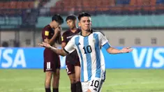 Pemain Timnas Argentina U-17, Claudio Echeverri melakukan selebrasi setelah mencetak gol ketiga timnya ke gawang Timnas Venezuela U-17 pada laga 16 besar Piala Dunia U-17 2023 di Stadion Si Jalak Harupat, Bandung, Selasa (21/11/2023). (Bola.com/Ikhwan Yanuar)