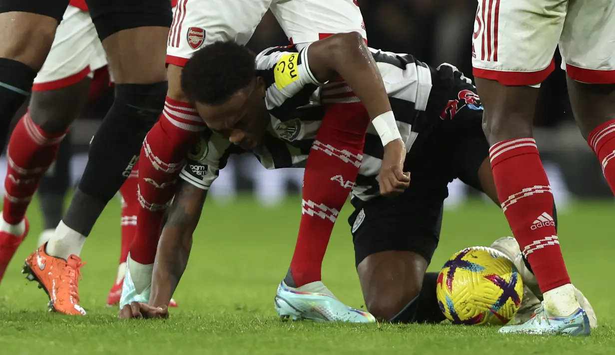 Gelandang Newcastle United, Joe Willock berusaha mempertahankan bola saat bertanding melawan Arsenal selama pertandingan lanjutan Liga Inggris di stadion Emirates di London, Rabu (4/1/2023). Hasil ini membuat Arsenal kini mengumpulkan 44 poin di puncak klasemen dan Newcastle berada di posisi ketiga dengan 35 poin. (AP Photo/Ian Walton)