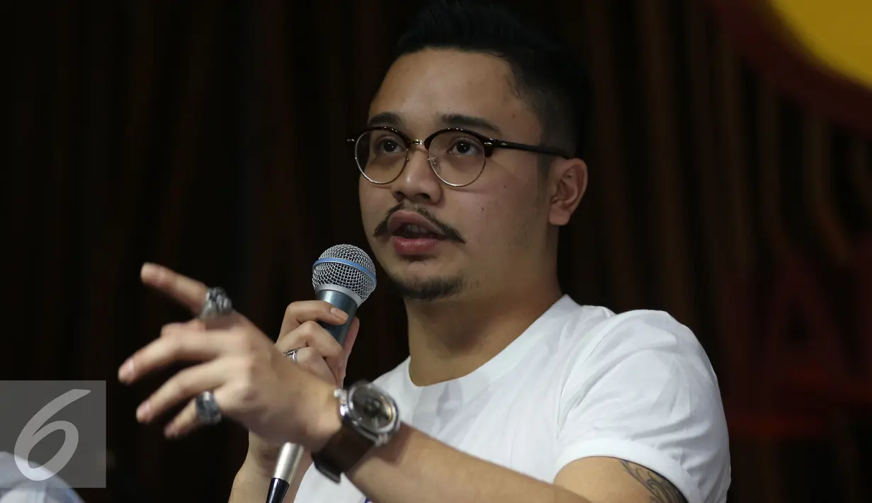 Aktor Derby Romero dalam jumpa pres ILY from 38.000 FT saat peluncuran Original Soundtrack di kawasan SCBD, Kamis (9/6/2016). (Liputan6.com/Herman Zakharia)