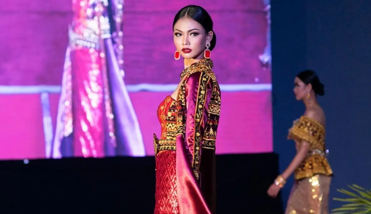 <p>Tampil merona saat mempresentasikan busana etnik modern di Palembang Fashion Week (Foto: Instagram @andina_julie)</p>