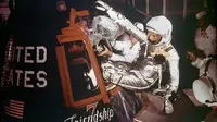 Astronot John Glenn saat mempersiapkan diri untuk mengorbit Bumi. (NASA)