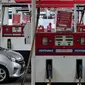 Sejumlah mobil mengisi BBM di SPBU di Jakarta, Selasa (3/1/2023).Selain menurunkan harga Pertamax, pemerintah juga menurunkan harga Pertamax Turbo (RON 98) yang turun harga dari Rp15.200 per liter menjadi Rp14.180 per liter sejak penyesuaian harga terakhir. (Liputan6.com/Angga Yuniar)