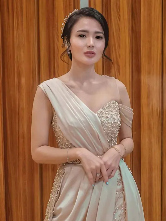 Saat tampil di atas panggung, penampilannya pun berubah drastis. Sosok Wika Salim pun bisa bikin semuar orang terpana dengan kecantikannya. Rutin berolahraga membuat Wika Salim kerap dipuji sebagai salah satu body goals para penggemarnya. (Liputan6.com/IG/@wikasalim)