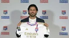 Pelatih kepala baru Lyon, Fabio Grosso, dari Italia berpose dengan jersey tim di akhir konferensi pers untuk mengumumkan kedatangannya, di Stadion Groupama di Decines, dekat Lyon, Prancis tengah, Senin, 18 September 2023. (AP Photo/Laurent Cipriani)