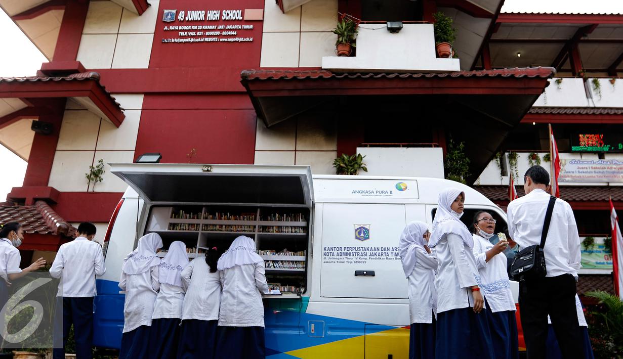 Siswa SMPN 49 Jakarta antusia membaca buku mobil perpustakaan keliling di halaman sekolah, Jakarta, Jumat (4/9/2015). Sebelumnya sekolah SMPN 49 mengalami kebakaran dan menyebakan ruangkan perpustakaan ludes terbakar. (Liputan6.com/Yoppy Renato)