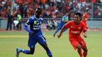 Makan Konate (Persib Bandung - kiri) mendapat kawalan ketat dari Ponaryo Astaman (Persija Jakarta) saat berlaga di Stadion GBK, (10/8/2014). (Liputan6.com/Helmi Fithriansyah)