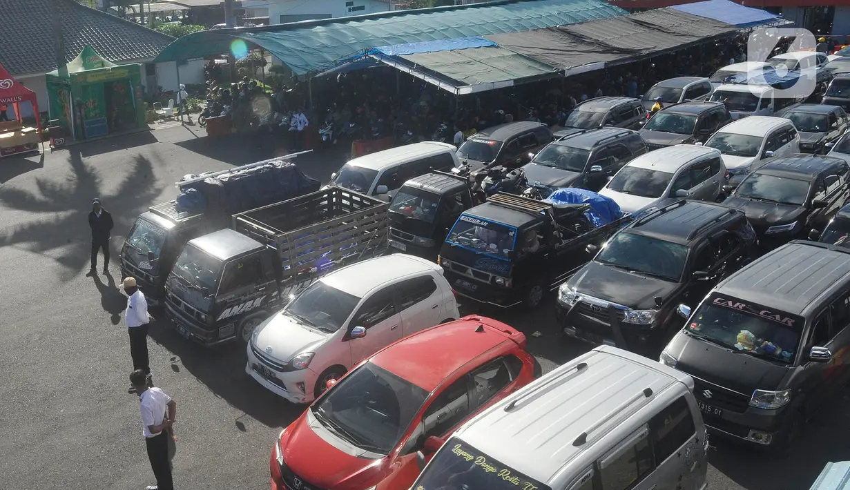 <p>H-3 Arus mudik Lebaran Idul Fitri 2023 di Pelabuhan Gilimanuk terpantau padat. (merdeka.com/Arie Basuki)</p>