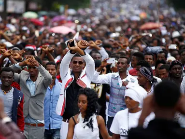 Festival tahunan masyarakat Oromo berubah menjadi protes anti-pemerintah di kota Bishoftu, Ethiopia, Ahad (02/10). Pemerintah Ethiopia menyatakan 52 orang tewas dan ratusan orang terluka. (REUTERS/Tiksa Negeri) 