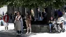 Orang-orang mengantre di depan sebuah toko di Praha, Republik Ceko, Senin (10/5/2021). Ceko secara besar-besaran melonggarkan pembatasan corona COVID-19 karena negara paling terpukul pandemi di Eropa itu memberikan penghormatan kepada hampir 30.000 korban meninggal. (AP Photo/Petr David Josek)