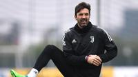 Kiper Juventus, Gianluigi Buffon melakukan pemanasan saat mengikuti latihan Juventus Training Centre di Vinovo (10/4). Pada leg pertama Juventus takluk 3-0 atas Real Madrid di kandang sendiri. (AFP Photo/Marco Bertorello)