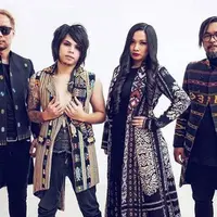 Band Cokelat pakai tenun NTT di penutupan Asian Para Games 2018 (Instagram