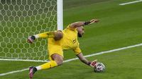 Kiper Timnas Italia, Gianluigi Donnarumma menepis tendangan penalti Alvaro Morata saat berhadapan dengan Timnas Spanyol. (Matt Dunham / POOL / AFP)