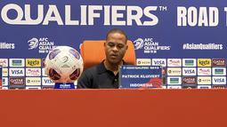 Mata Kluivert tampak berkaca-kaca dan suaranya berubah menjadi berat saat memberikan keterangan dalam konferensi pers setelah laga. (Bola.com/Hery Kurniawan)