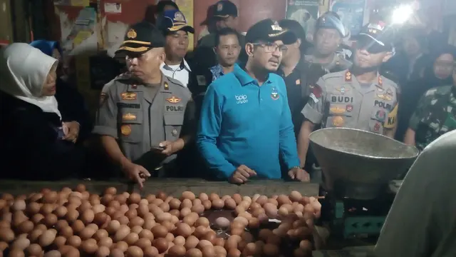 Wakil Bupati Garut Helmi Budiman dan Kapolres Garut AKBP Budi Satria Wiguna tengah mengece harga telur di pasar Induk Ciawitali Garut