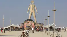 Suasana keramaian saat berlangsungnya acara The Burning Man 2015 atau " Carnival of Mirrors " di sebuah gurun pasir, Nevada,(31/8/2015). Sekitar 70.000 orang akan hadir dalam acara ini. (REUTERS/Jim Urquhart)