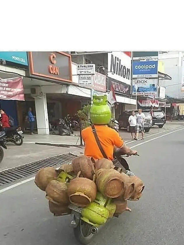 6 Kelakuan Bapak-Bapak Bawa Tabung Gas Pakai Motor Ini Bikin Heran