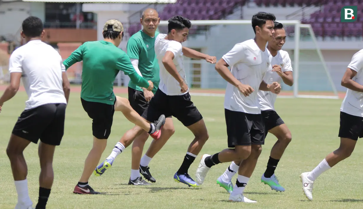 STY pun langsung mengeluarkan tendangan lewat kaki kirinya kearah Marselino Ferdinan. (Bola.com/Ikhwan Yanuar)